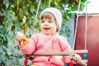 alt salıncak üzerinde