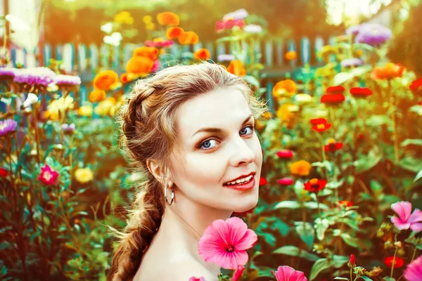 Žena v letní zahradě — Stock fotografie