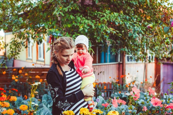 Matka s dítětem v zahradě — Stock fotografie