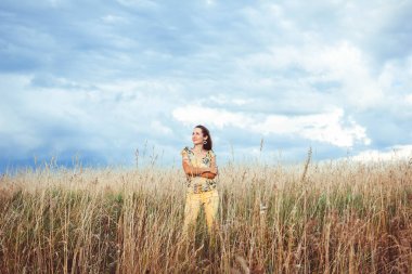Bir kadın bir çavdar alanda