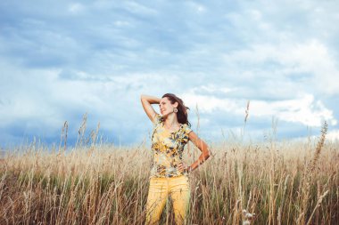 Bir kadın bir çavdar alanda