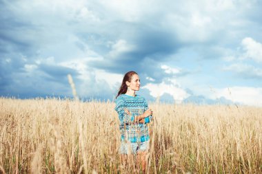 Bir kadın bir çavdar alanda