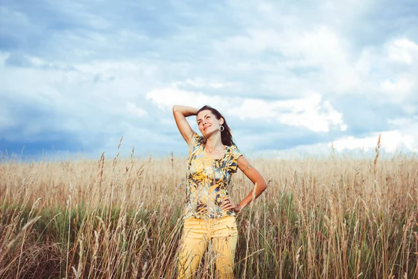 Una donna in un campo di segale — Foto Stock