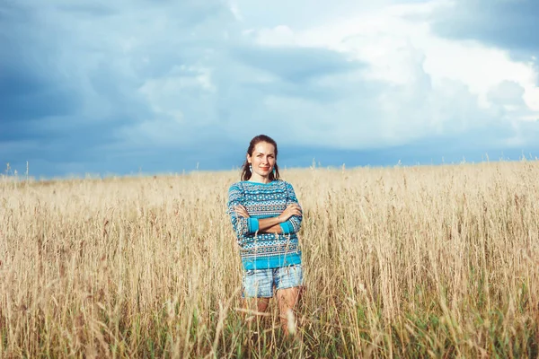 Una donna in un campo di segale — Foto Stock