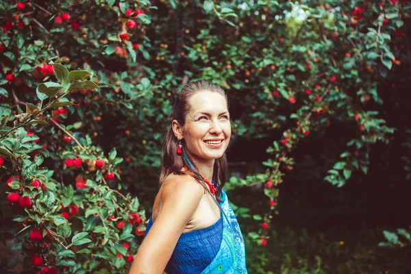 Mujer en el jardín de la baya —  Fotos de Stock