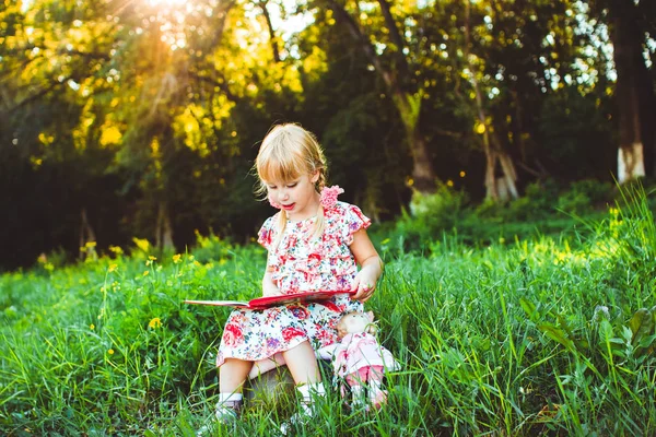 Fille dans la nature livre — Photo