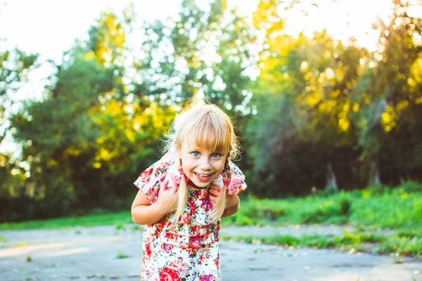 Menina na grama verde — Fotografia de Stock