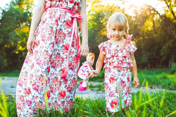 Maman et fille marchent dans le parc — Photo