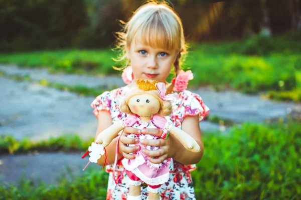 Fille avec une poupée dans la nature — Photo