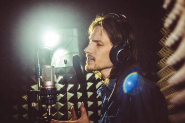 stüdyoda şarkı dostum