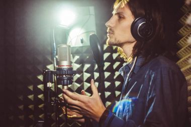 stüdyoda şarkı dostum