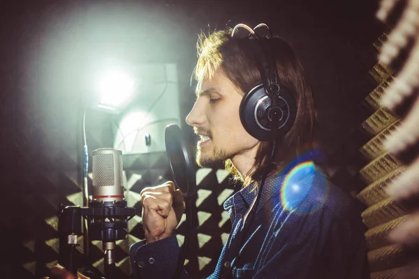 Man zingen in de studio — Stockfoto