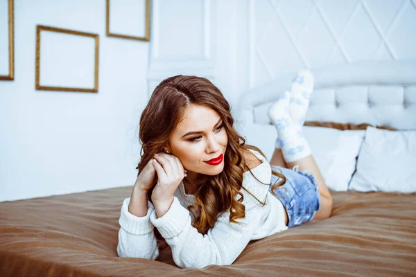 Frau liegt auf dem Bett — Stockfoto