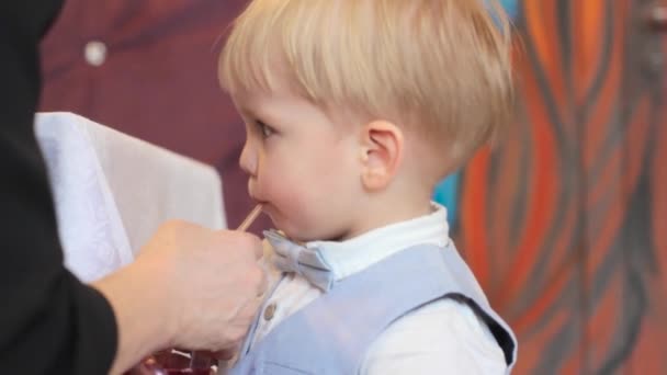 Ребенок веселится в детском кафе — стоковое видео