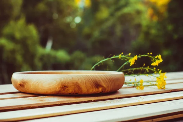 自然の中で木製のボウル — ストック写真