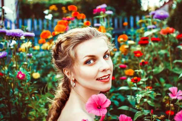 Vrouw in de zomertuin — Stockfoto