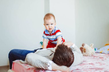 Evde bir çocuk ile baba