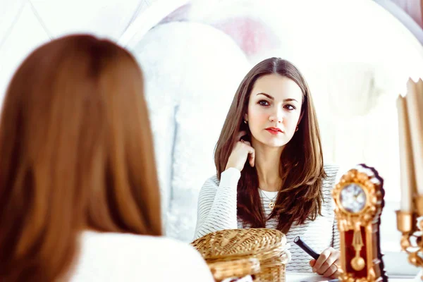 Gyönyörű nő a tükör előtt — Stock Fotó