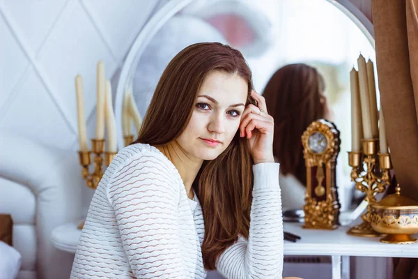Kvinna på spegeln — Stockfoto