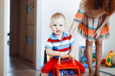 Küçük çocuk bir Araba sürme