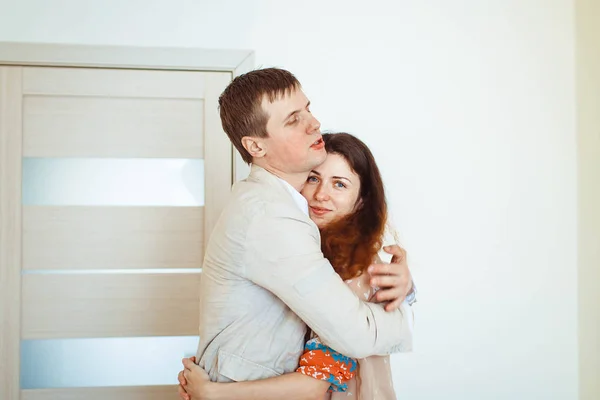 Husband and wife embrace — Stock Photo, Image