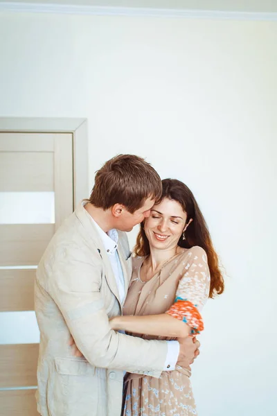 Husband and wife embrace — Stock Photo, Image