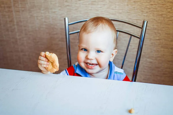 Kind am Tisch essen Kuchen — Stock Photo, Image