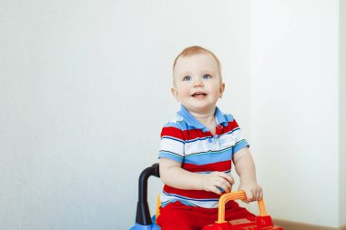 Küçük çocuk bir Araba sürme