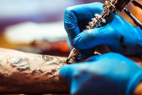Мастер делает татуировку. — стоковое фото