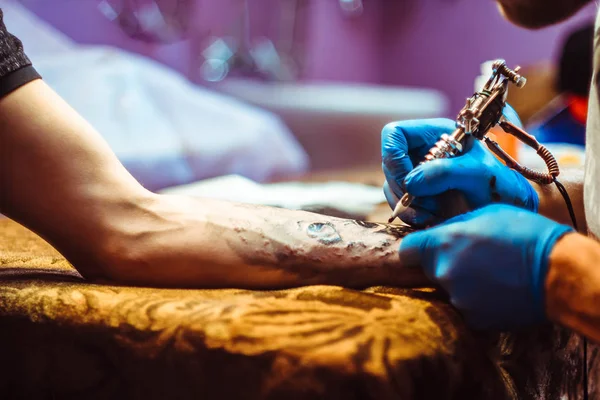 O mestre faz a tatuagem — Fotografia de Stock