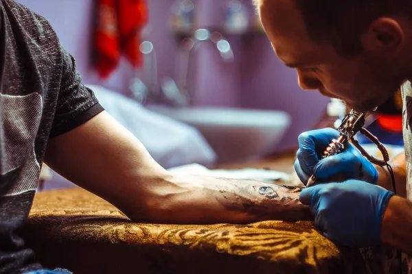 O mestre faz a tatuagem — Fotografia de Stock