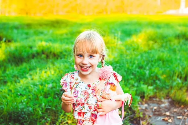 Μικρό κορίτσι απολαμβάνει την ύπαιθρο — Φωτογραφία Αρχείου