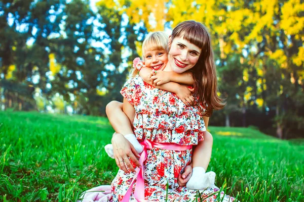 Girl with mom in nature — Stock Photo, Image