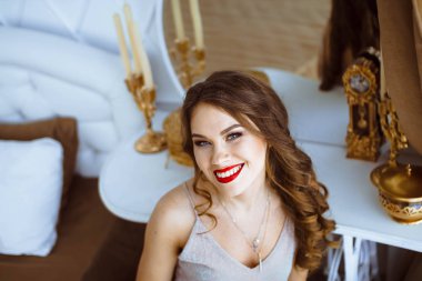 Kameraya gülümseyen güzel kız