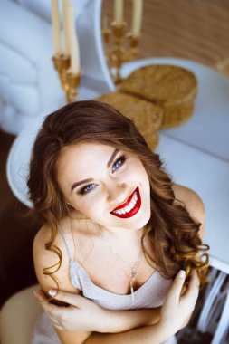 Kameraya gülümseyen güzel kız