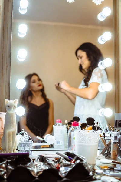 Mulher com uma maquilhadora — Fotografia de Stock