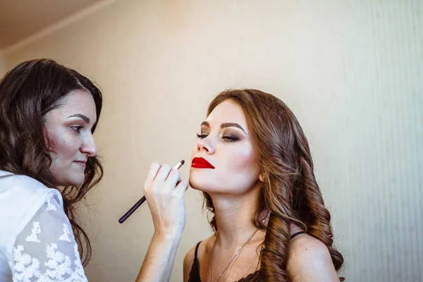 Žena s make-up artist — Stock fotografie
