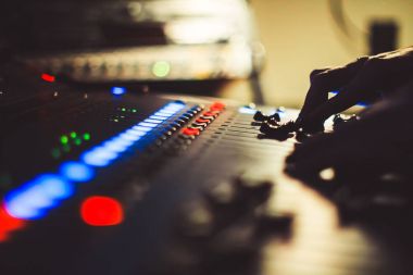 Konserde karıştırma konsolu