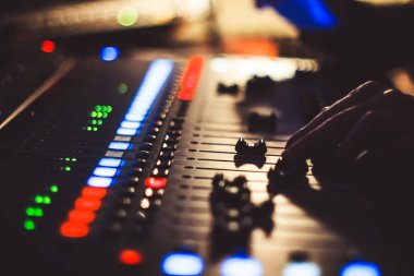 Konserde karıştırma konsolu