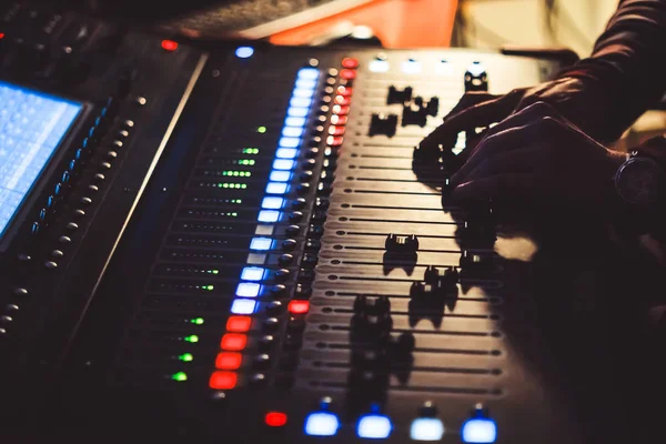 Konserde karıştırma konsolu