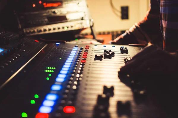 Konserde karıştırma konsolu