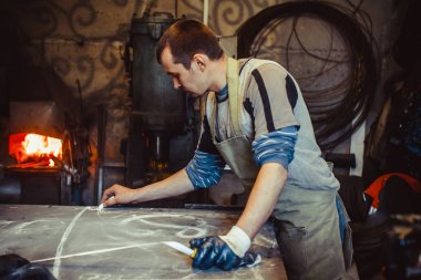 Masanın üzerinde ana berabere