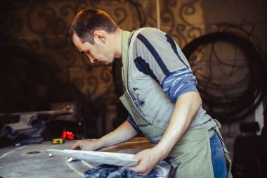 Masanın üzerinde ana berabere