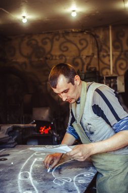 Masanın üzerinde ana berabere