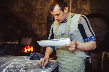 Masanın üzerinde ana berabere