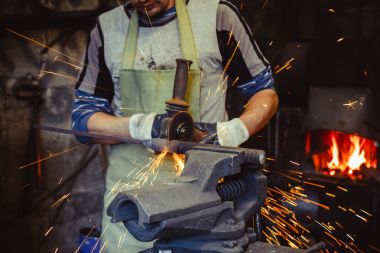 Testere demir çalışma kıvılcım