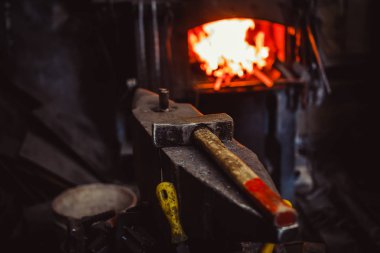 Araçlar - çekiç ve örs