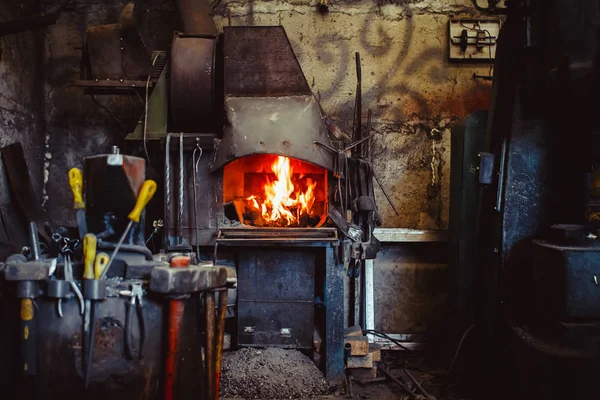 Feuer im Ofen in der Schmiede, Werkzeuge — Stockfoto