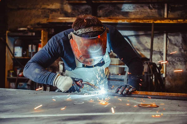 Hombre con gafas de seguridad de soldadura — Foto de Stock