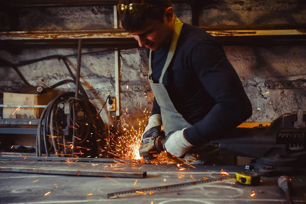 Testere demir çalışma kıvılcım